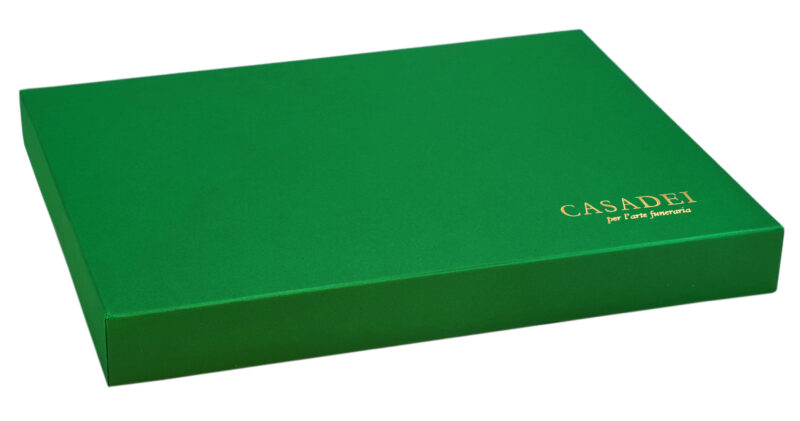 Cofanetto fine cerimonia in pregiato cartone verde 34x24x3,5 cm.